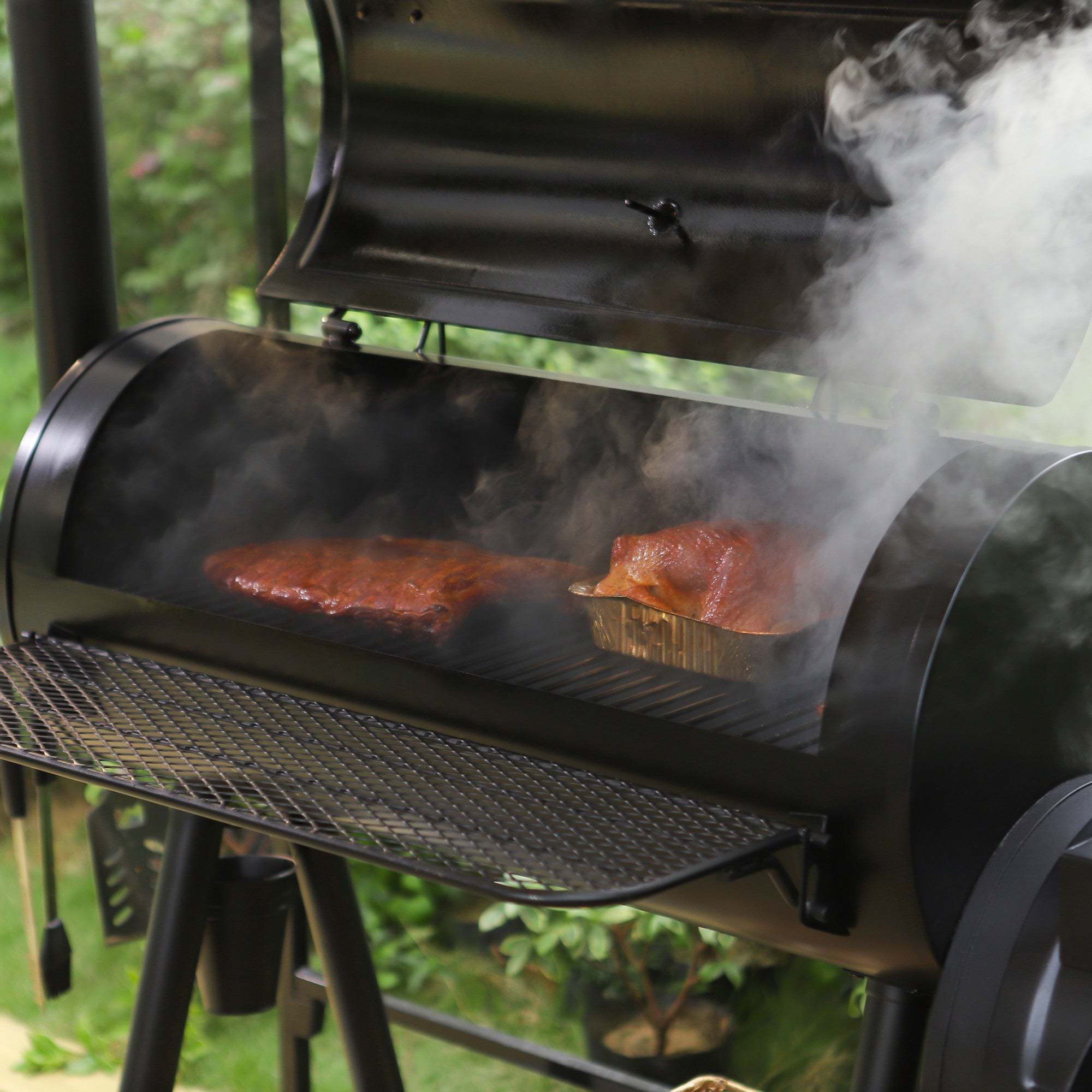 941 čtverečních palců velký gril na dřevěné uhlí s odsazenou udírnou, černý